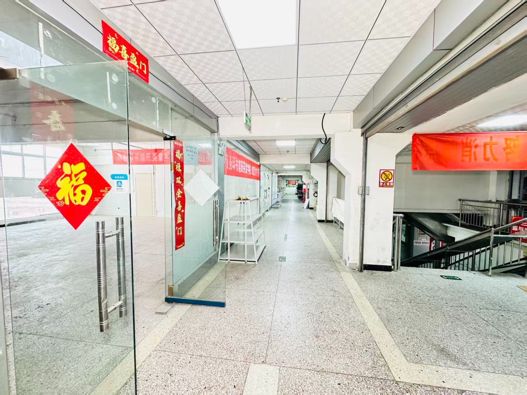 洛阳中电光谷灵活办公空间，满足企业不同发展阶段需求 ✨ 商业配套完善，助力企业快速成长 ✨ AI产业资源链接，共建创新生态 ✨ 办公、展示、运营一体化空间  现在入驻，抢占AI产业发展新赛道！_COPY