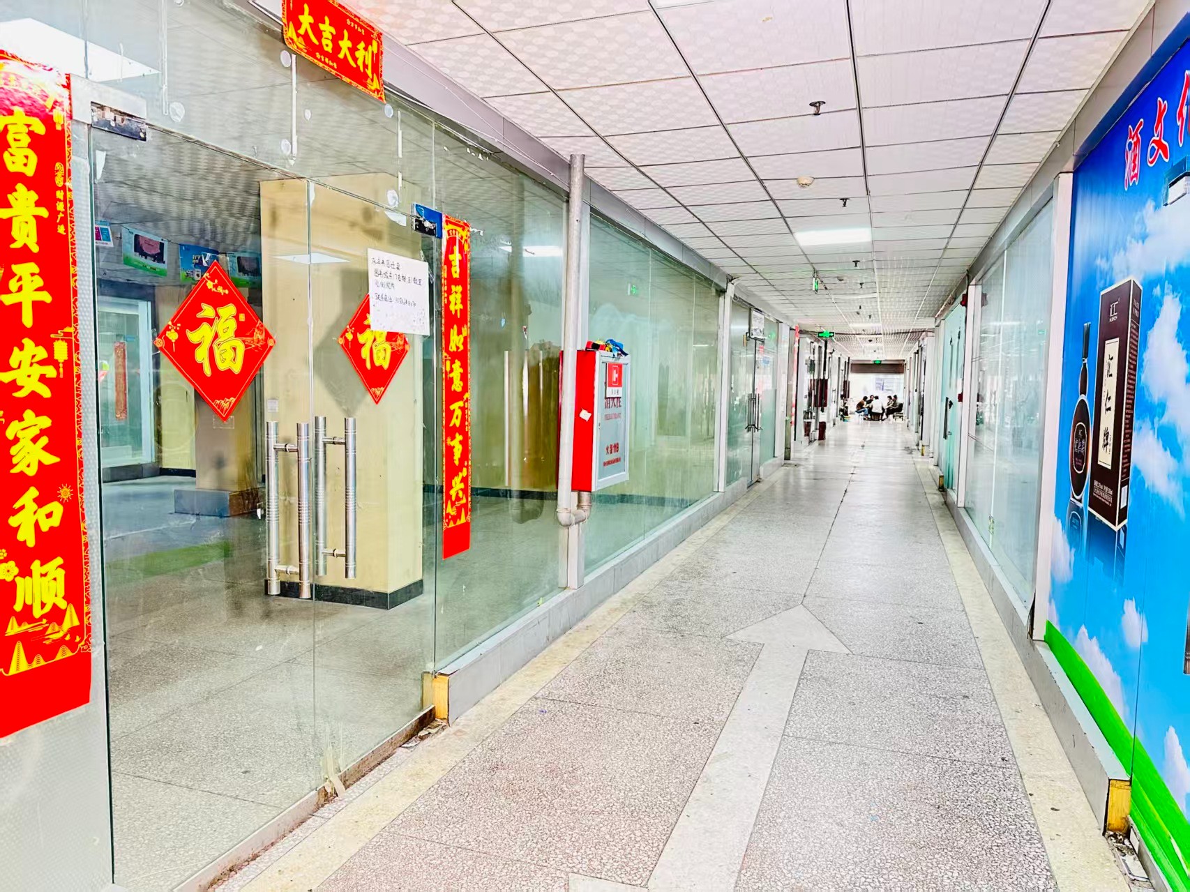 洛阳中电光谷园区位于洛阳市老城区春都路商贸核心区域，周边商业氛围成熟，交通便利，配套完善。依托传统副食品商贸资源，园区具备良好的经营基础和人气优势，是企业办公、商品展示、批发零售及创业发展的理想选择。