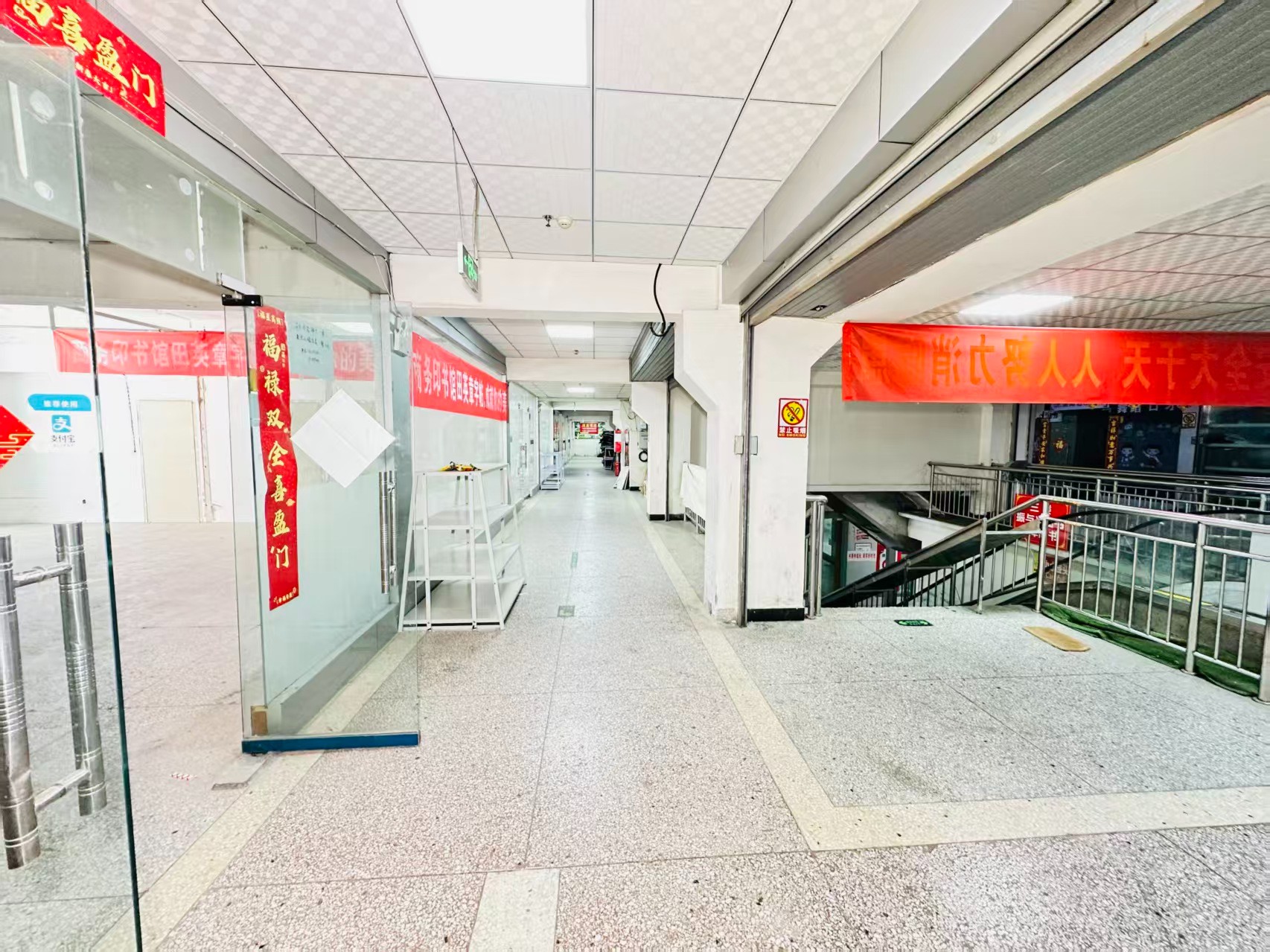 洛阳中电光谷引入人工智能技术应用场景，推动AI与商业、零售、电商、企业服务等领域融合发展。