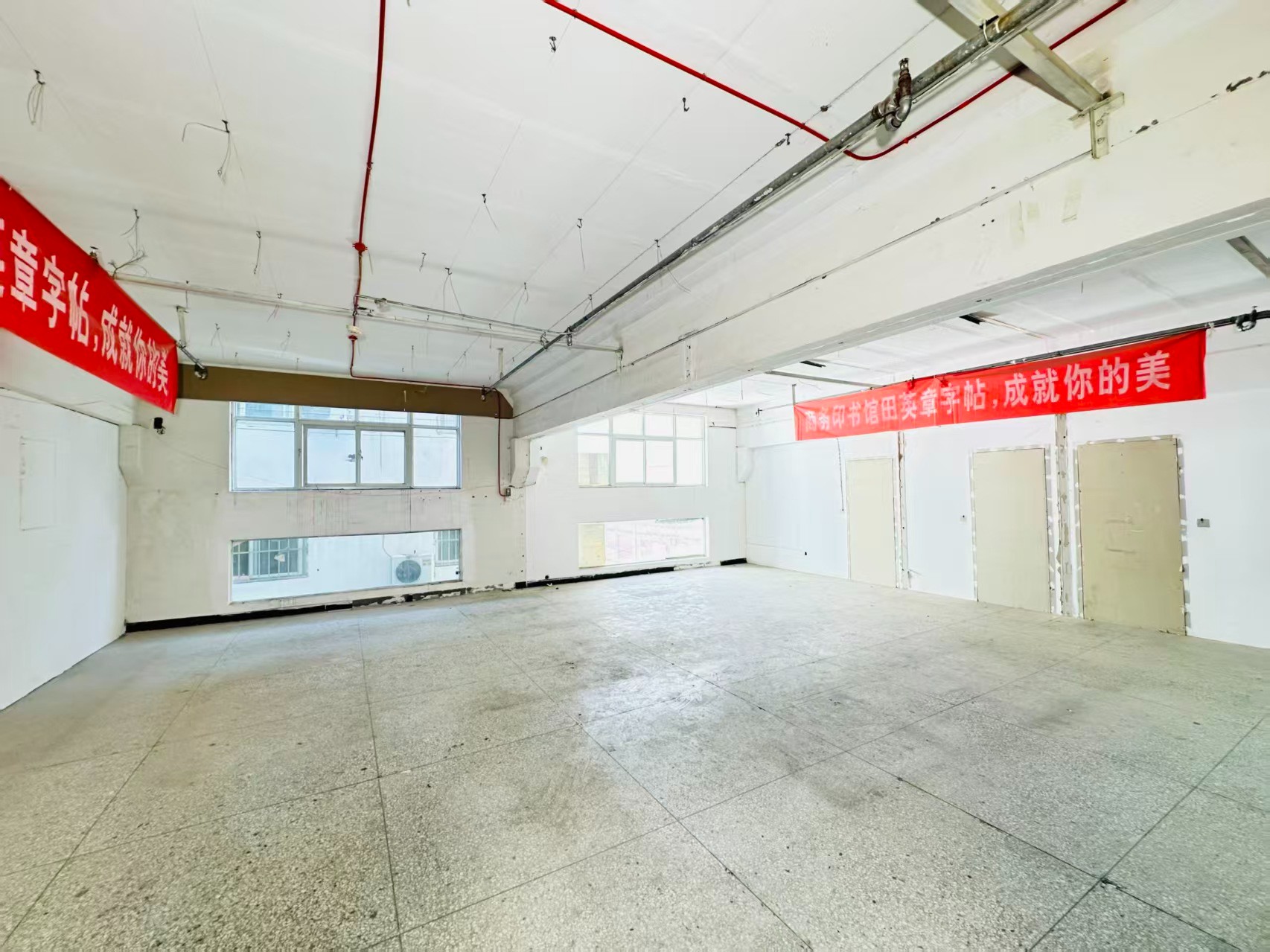 洛阳中电光谷重点吸引人工智能应用、数字经济、电商直播、智能制造服务、软件开发、科技创新企业及创业团队入驻